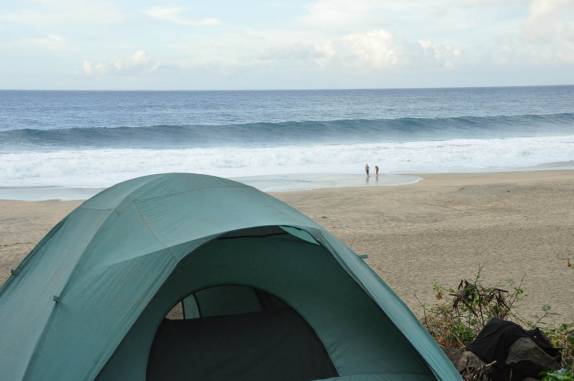 Acampando de frente ao mar, na praia de Kalalau, na Na'Pali Coast, costa norte de Kauai, no Havaí
